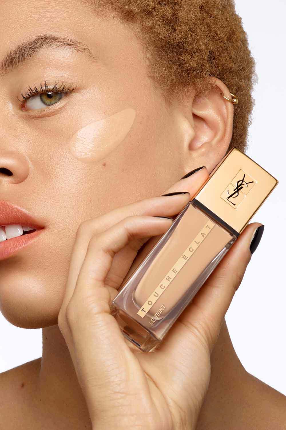 מייק אפ Touche Eclat Le Teint Long-Wear Glow עמיד במיוחד ומעניק כיסוי בינוני זוהר 25 מ"ל - Image 23