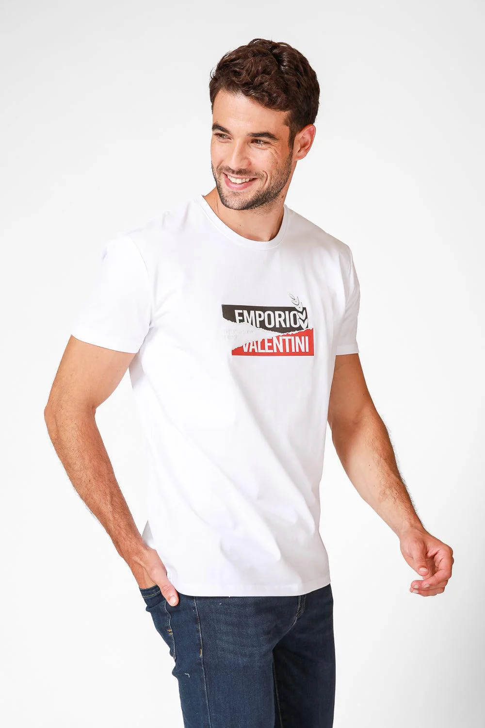 טישירט לוגו לבנה עם כיתוב לוגו - Image 2