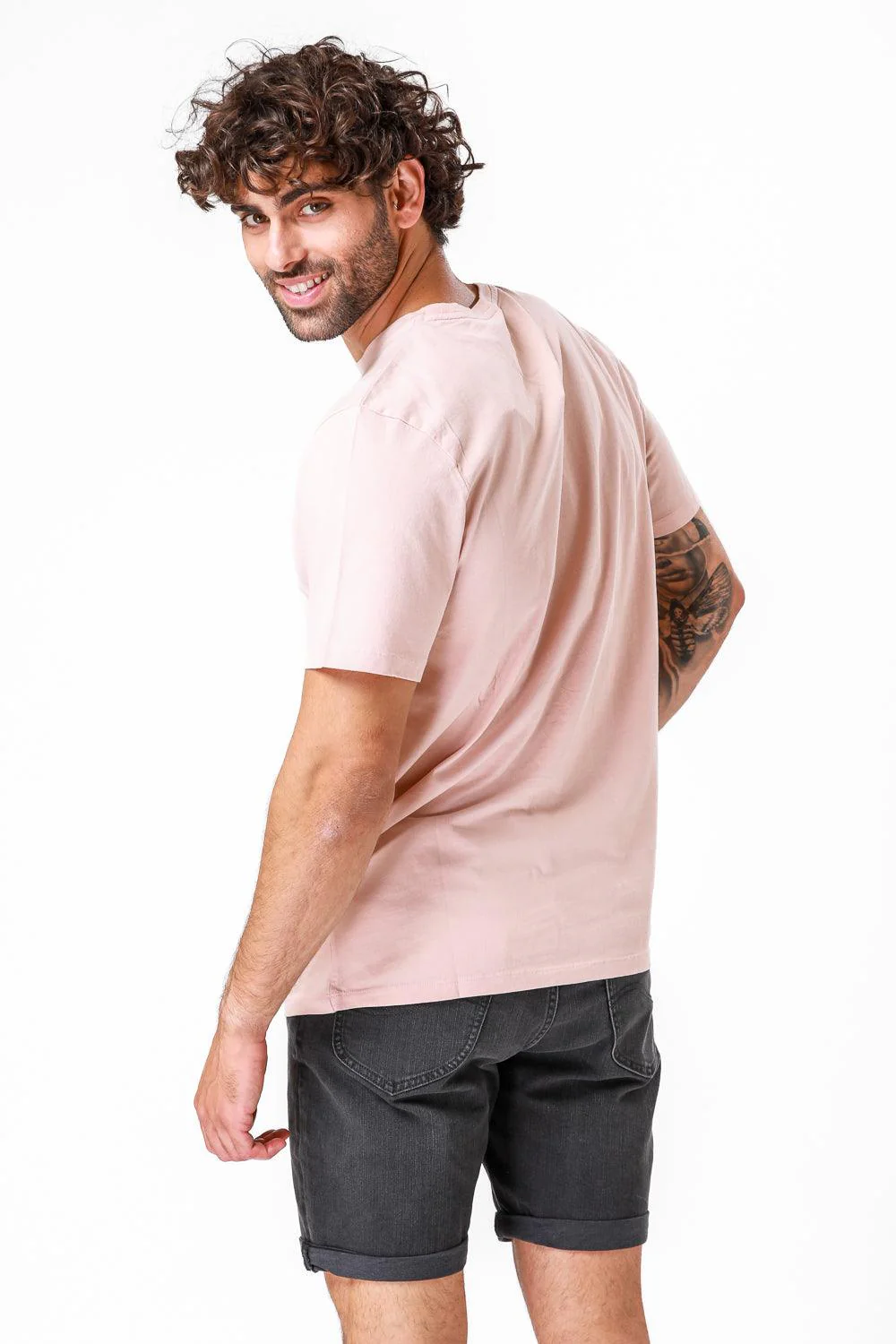 חולצת לוגו לינארית ורודה - Image 3
