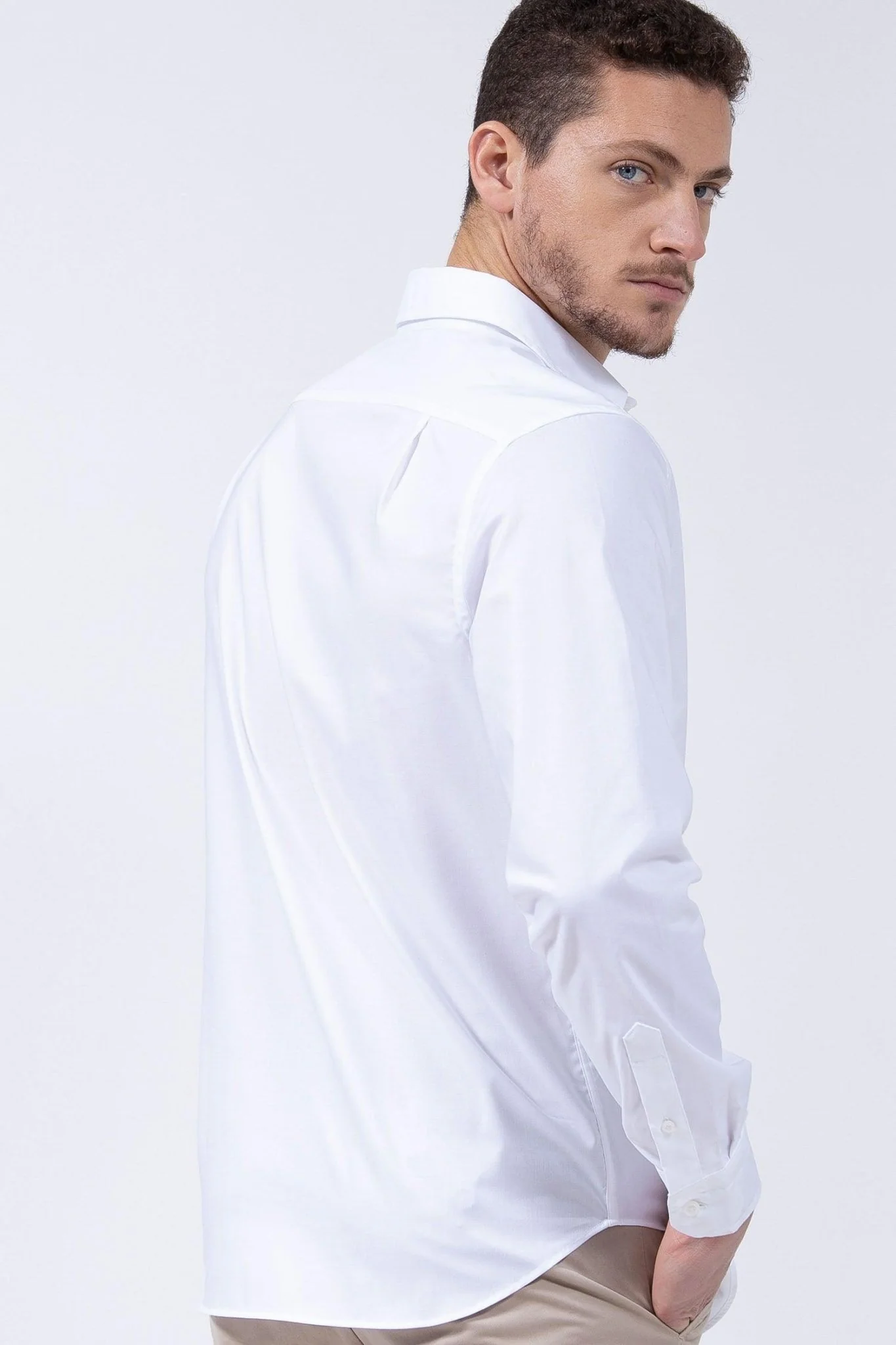 חולצה מכופתרת בצבע לבן CLASSIC FIT - Image 2