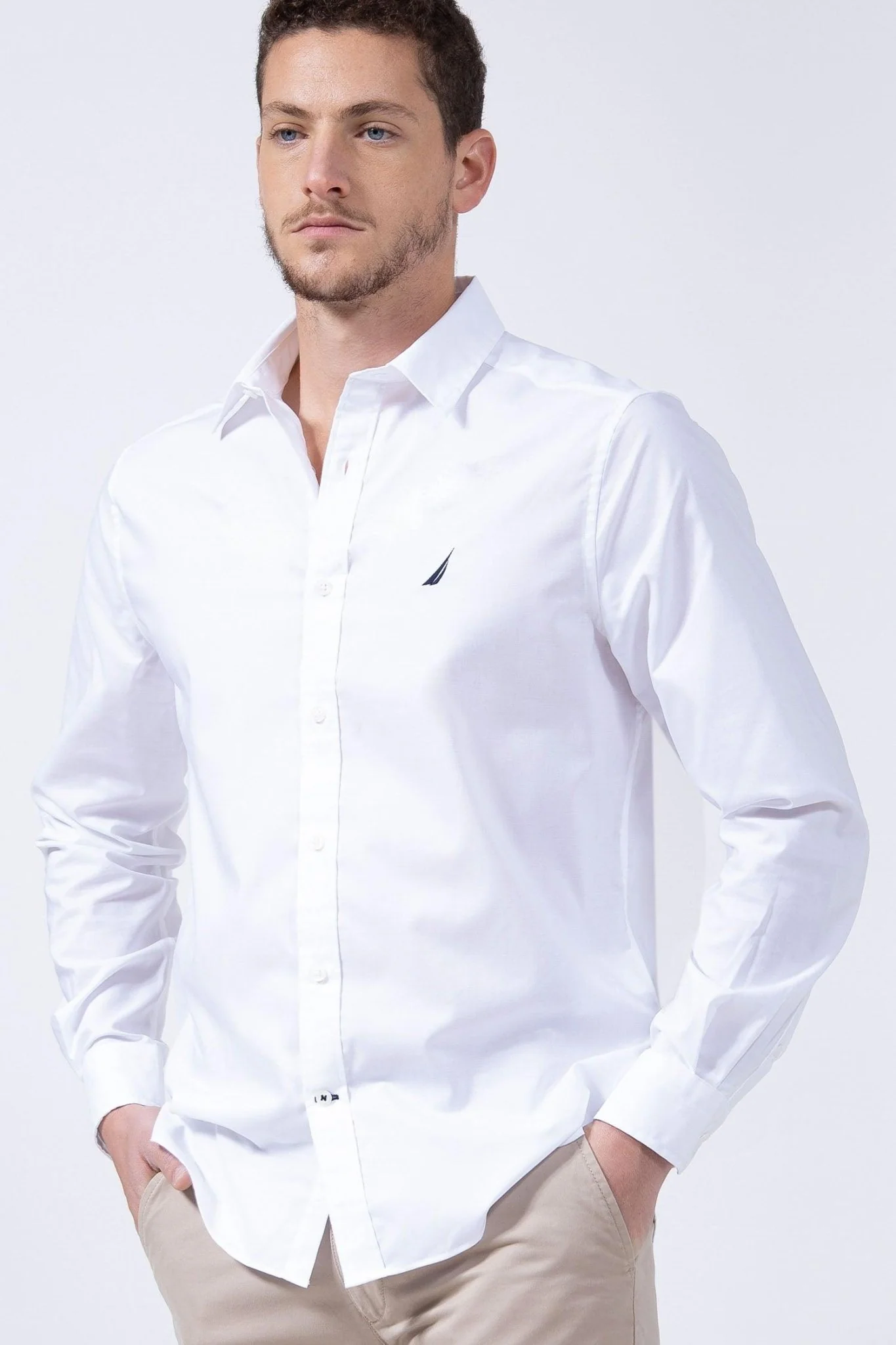 חולצה מכופתרת בצבע לבן CLASSIC FIT - Image 3
