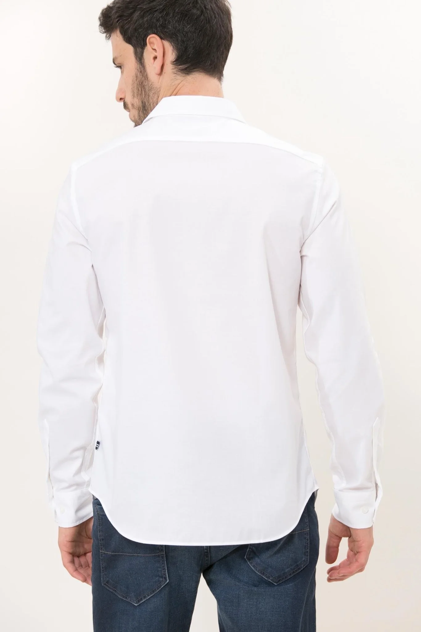 חולצה מכופתרת בצבע לבן TAILORED FIT - Image 2