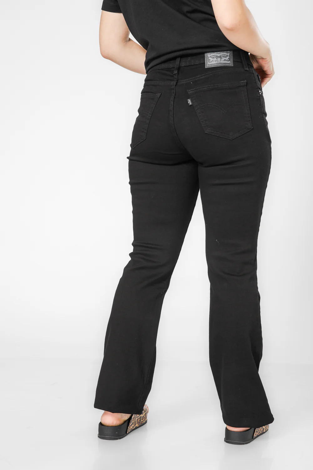 מכנסי ג'ינס לנשים 725 Bootcut בצבע שחור - Image 3