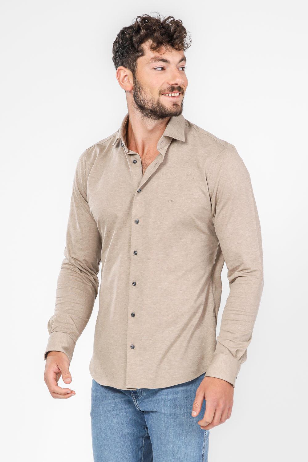 חולצה מכופתרת SOLID PIQUE SLIM  בצבע בז' - Image 2