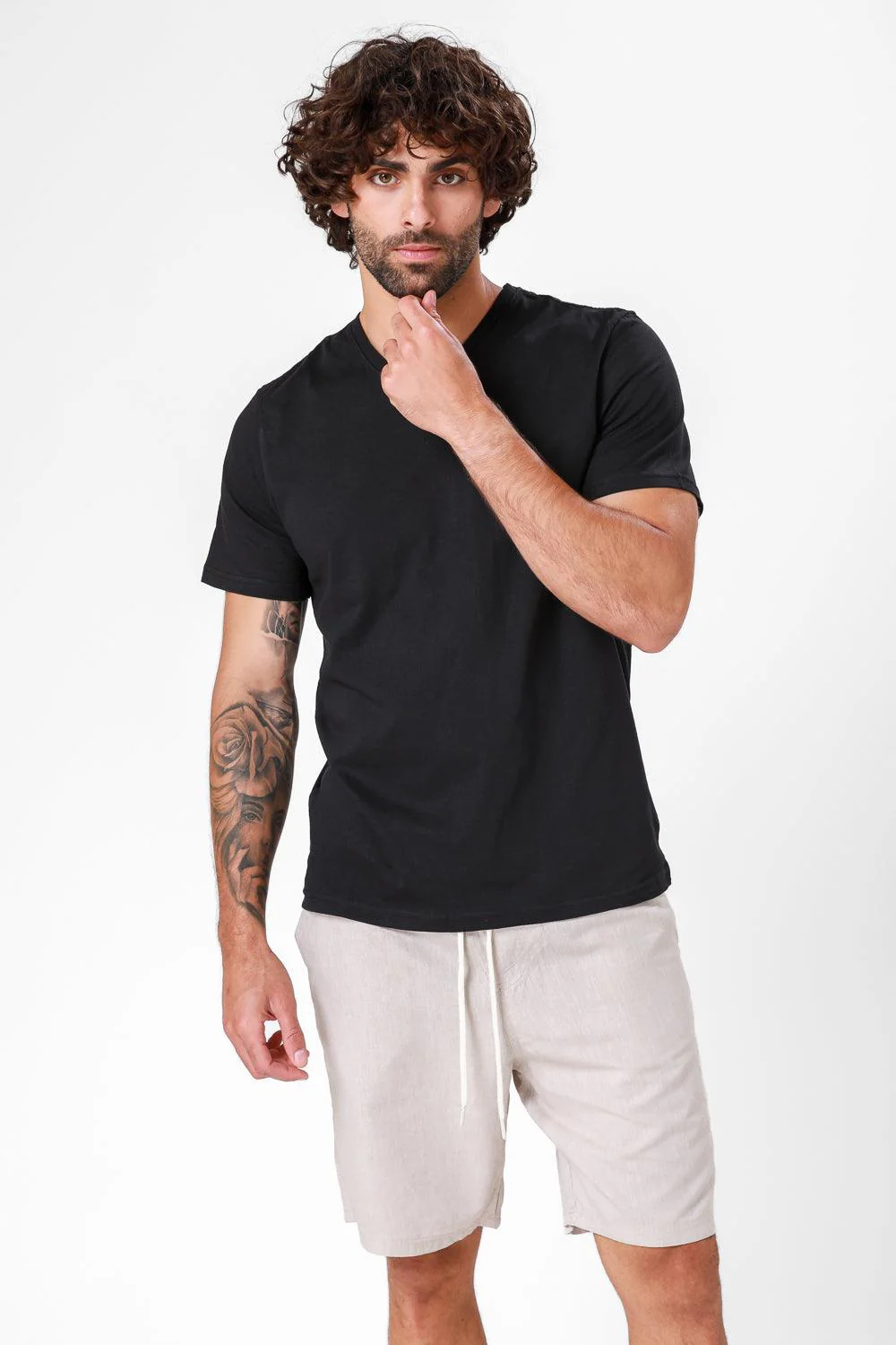 חולצה קצרה צווארון וי CLASSIC FIT בצבע שחור