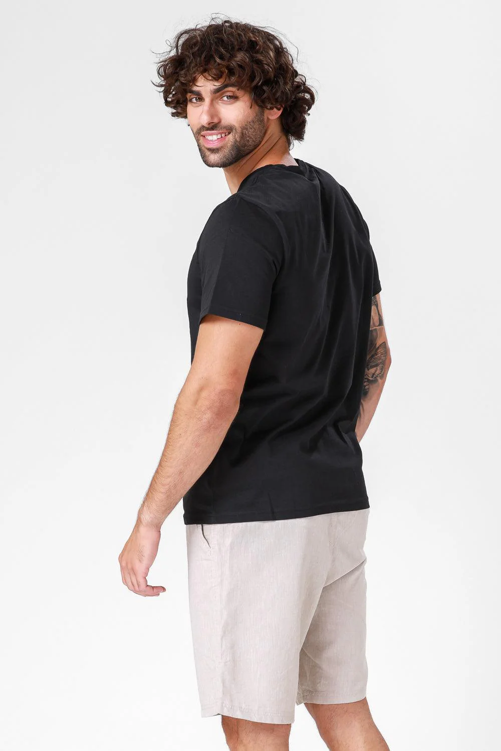חולצה קצרה צווארון וי CLASSIC FIT בצבע שחור - Image 2