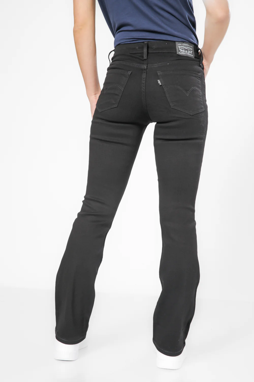ג'ינס לנשים 315 Shaping Boot בצבע שחור - Image 4