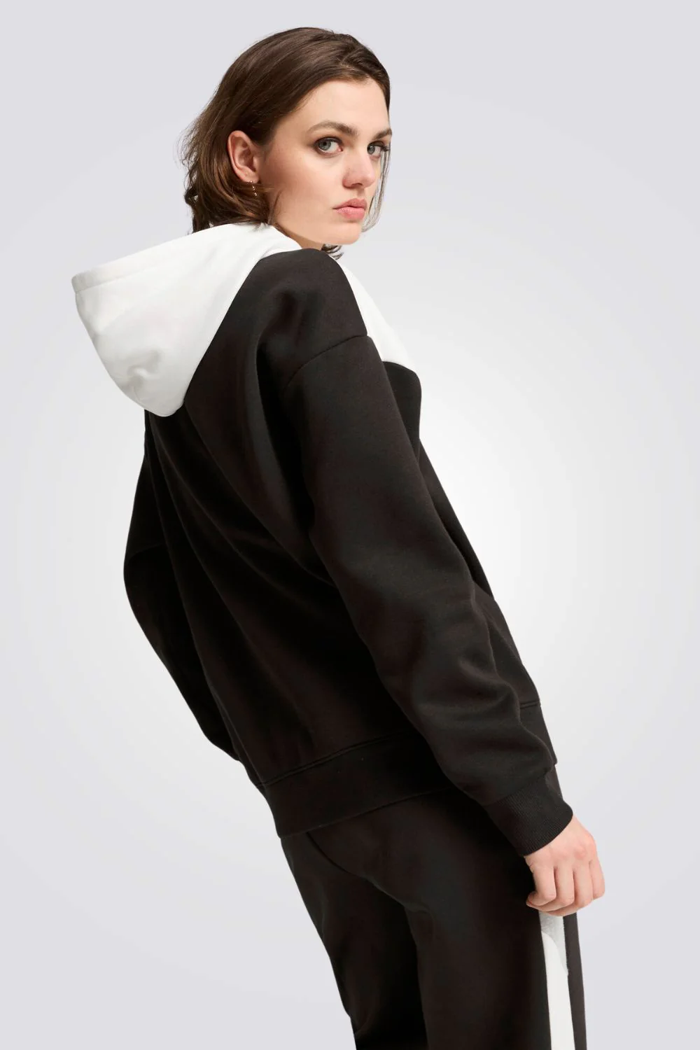 קפוצ'ון POWER Hoodie לנשים בצבע שחור ולבן - Image 2