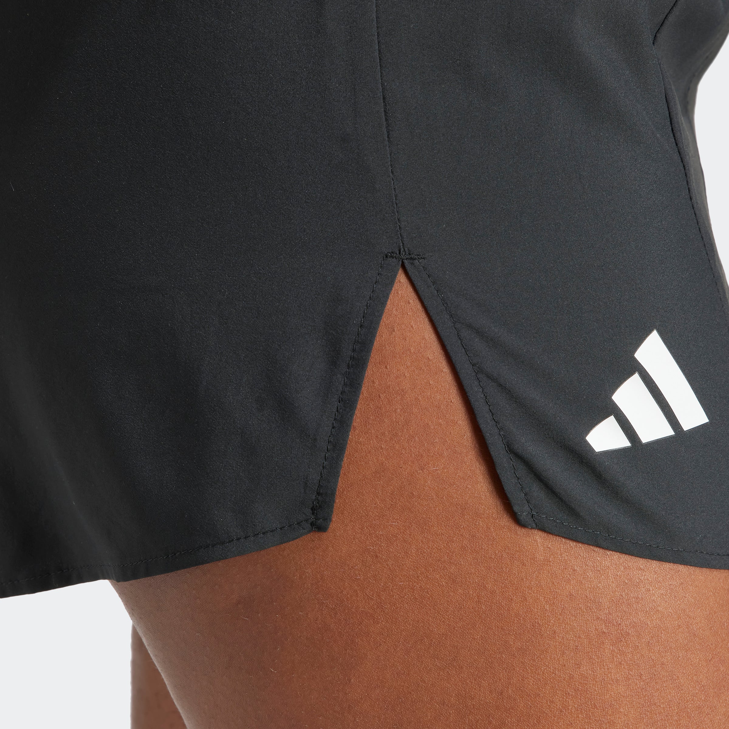 מכנסיים קצרים לנשים ADIZERO ESSENTIALS בצבע שחור - Image 4
