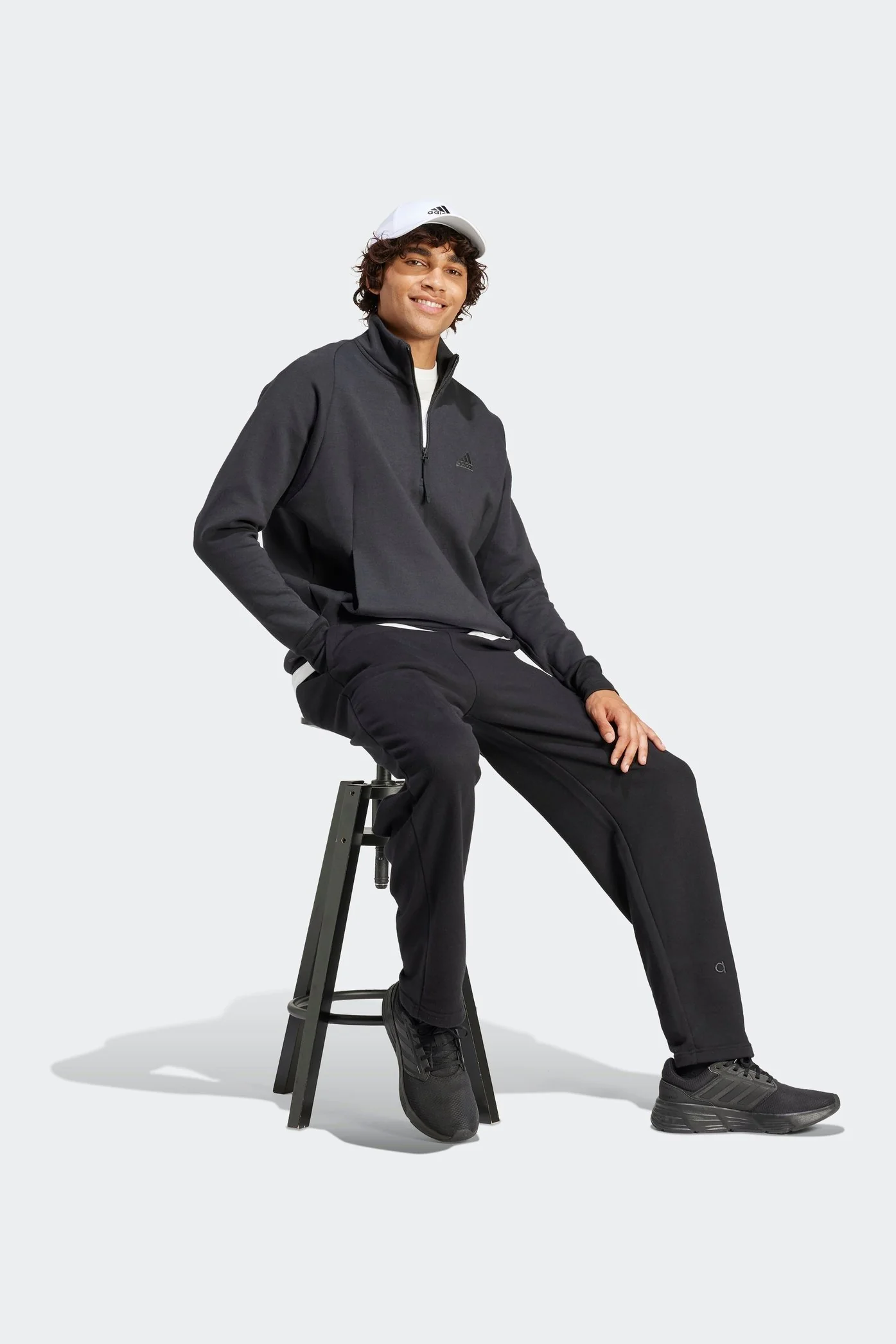 מכנסיים ארוכים לגברים EMBROIDERED FRENCH TERRY בצבע שחור - Image 3