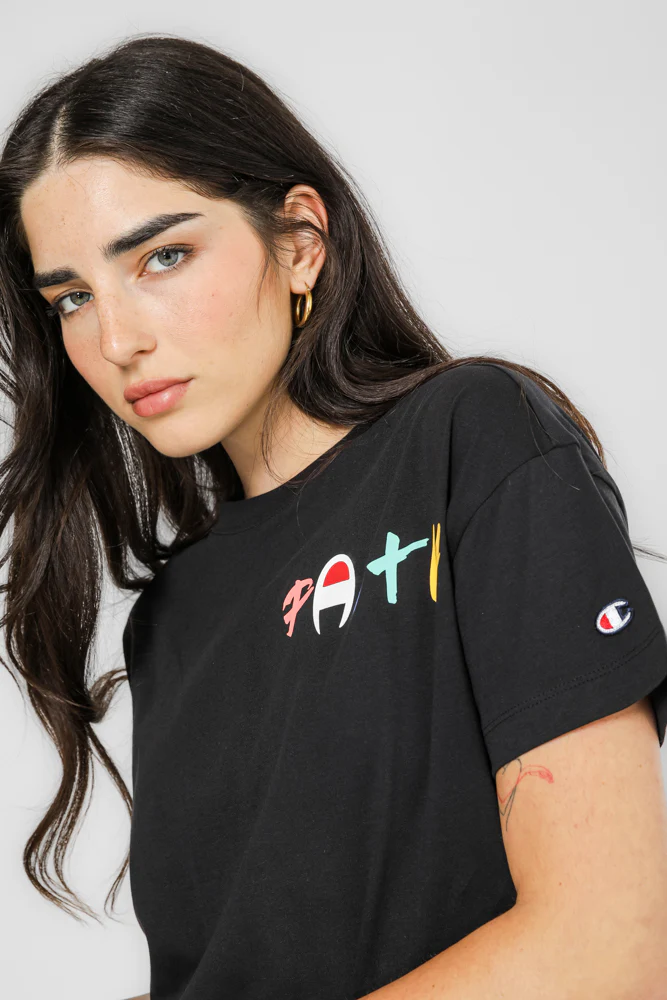 טישירט לנשים Crewneck בצבע שחור - Image 10