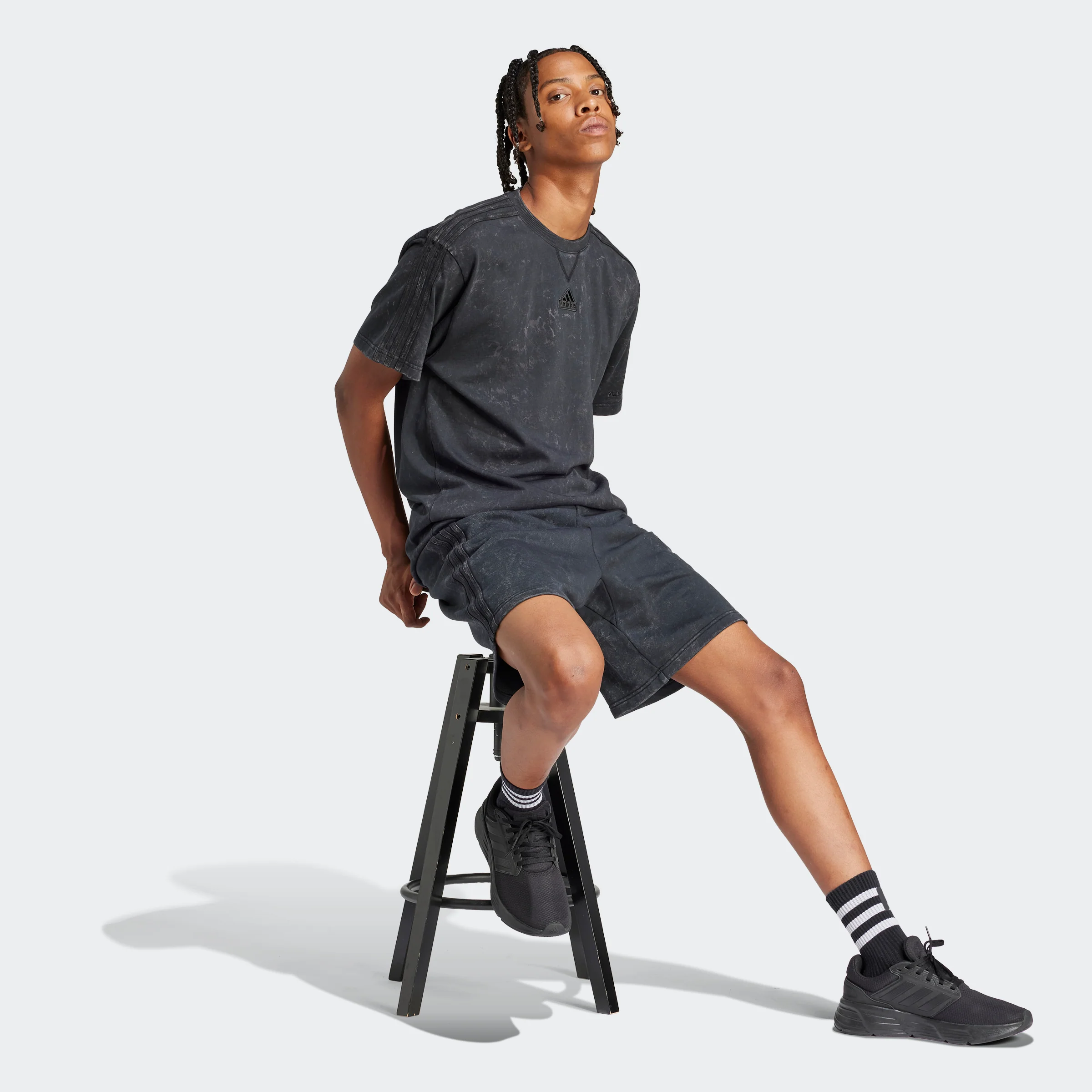 טישירט לגברים ALL SZN 3-STRIPES בצבע שחור - Image 3
