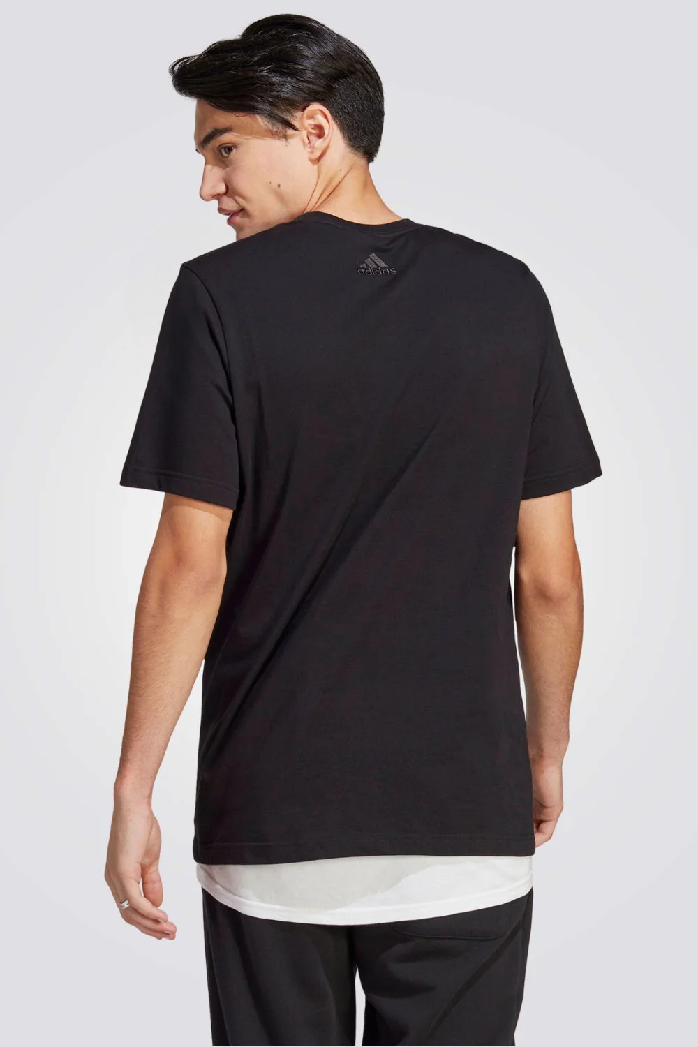 טישירט לגברים ESSENTIALS SINGLE JERSEY LINEAR EMBROIDERED בצבע שחור - Image 2