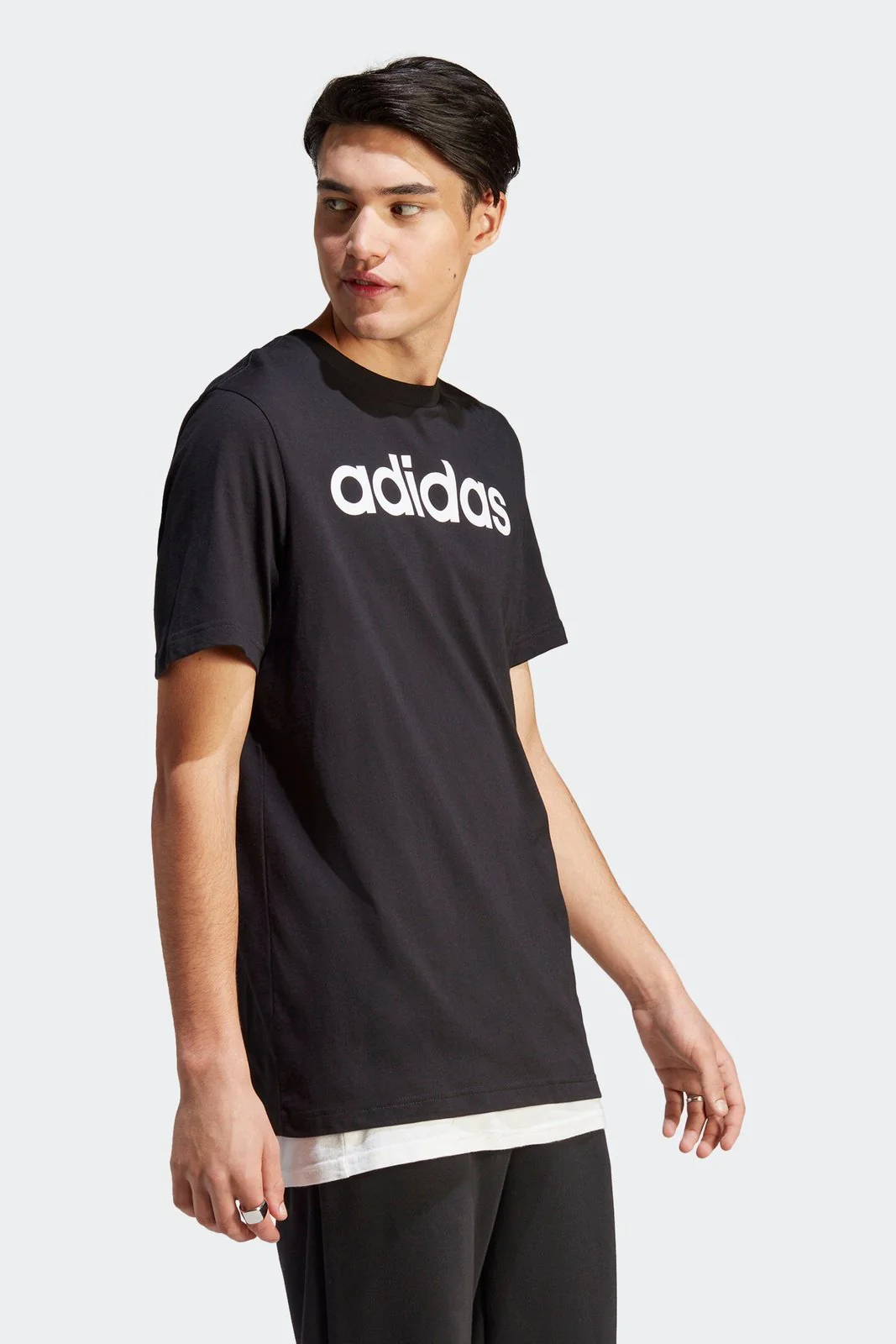 טישירט לגברים ESSENTIALS SINGLE JERSEY LINEAR EMBROIDERED בצבע שחור - Image 3