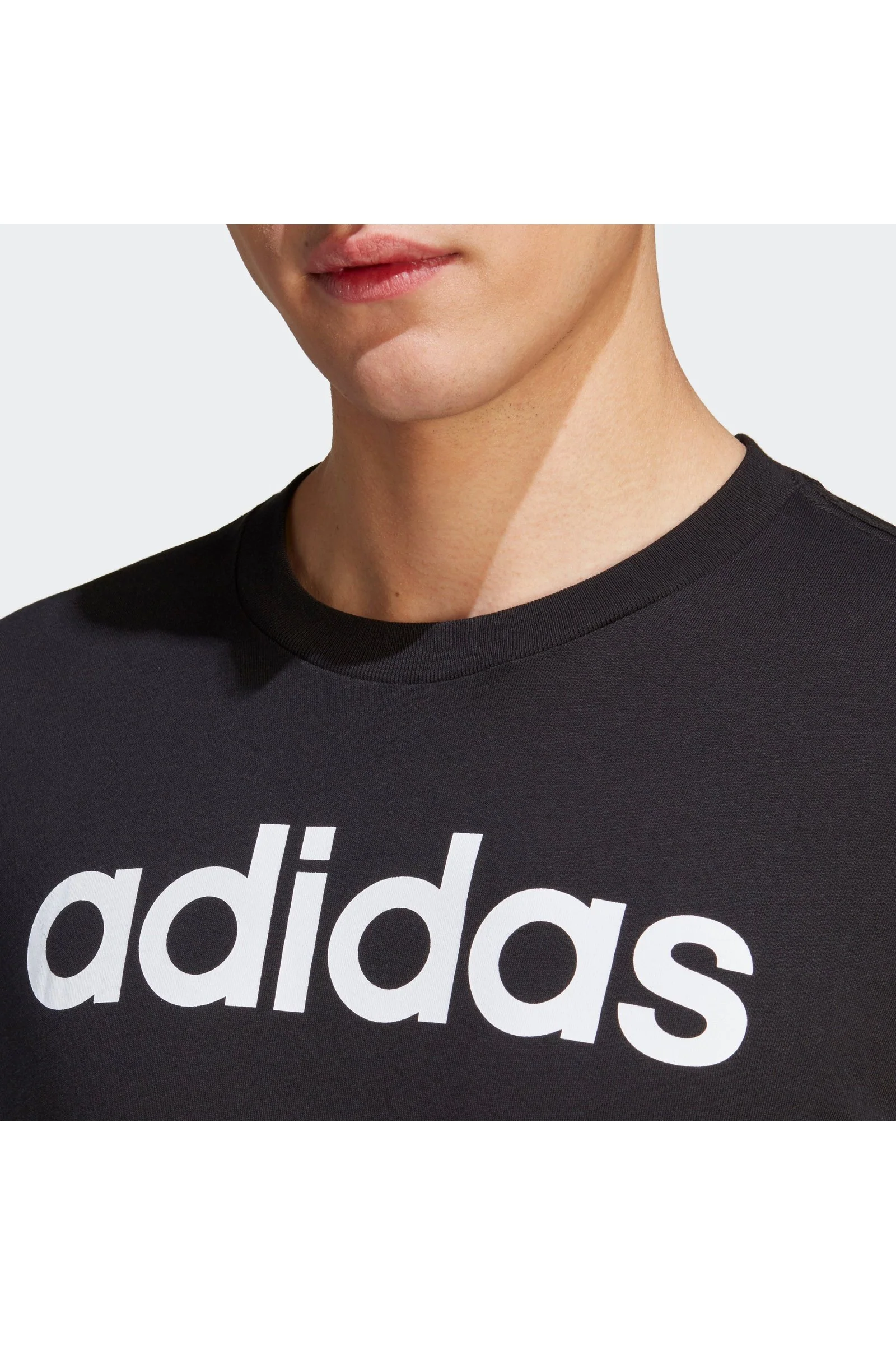 טישירט לגברים ESSENTIALS SINGLE JERSEY LINEAR EMBROIDERED בצבע שחור - Image 4