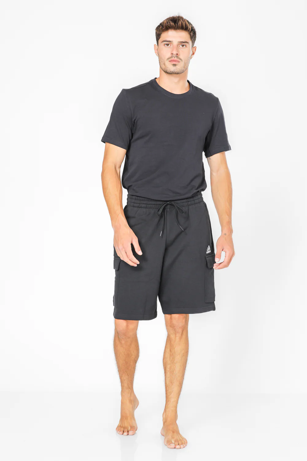 מכנסיים קצרים לגברים ESSENTIALS FRENCH TERRY CARGO בצבע שחור