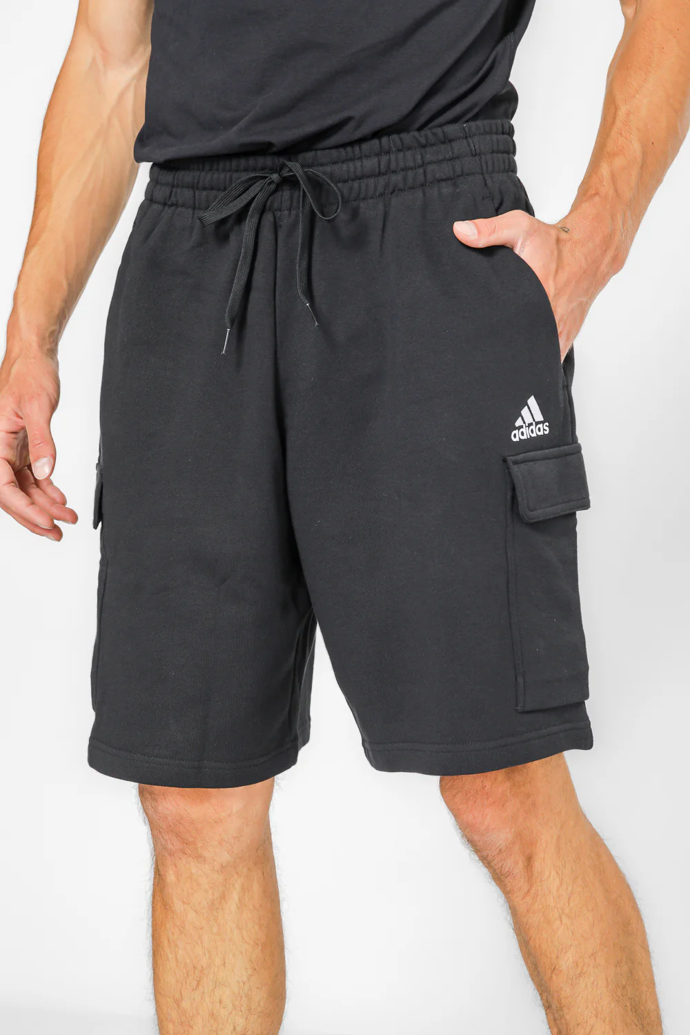 מכנסיים קצרים לגברים ESSENTIALS FRENCH TERRY CARGO בצבע שחור - Image 3