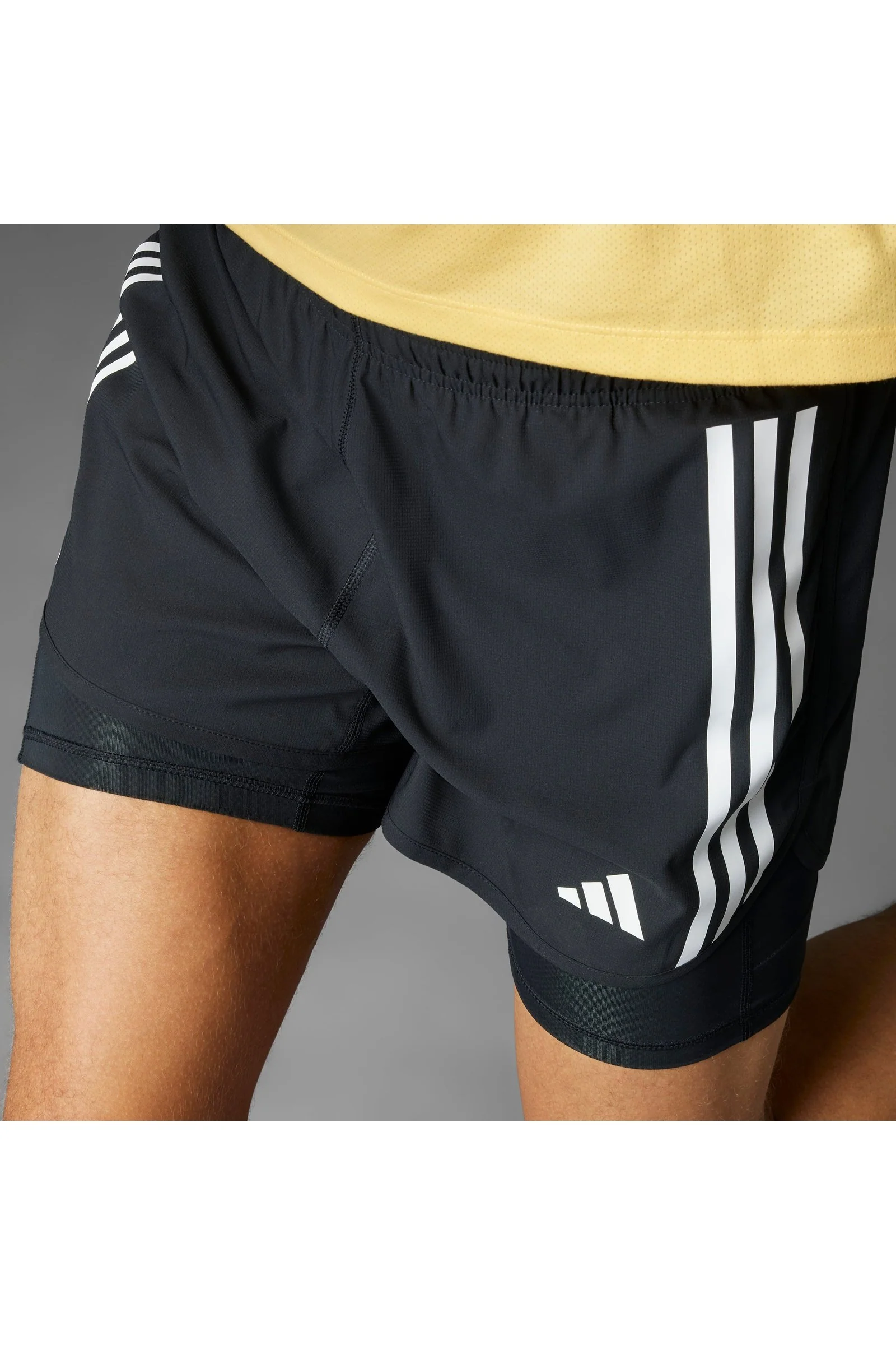 מכנסיים קצרים לגברים OWN THE RUN 3-STRIPES 2-IN-1 בצבע שחור - Image 3