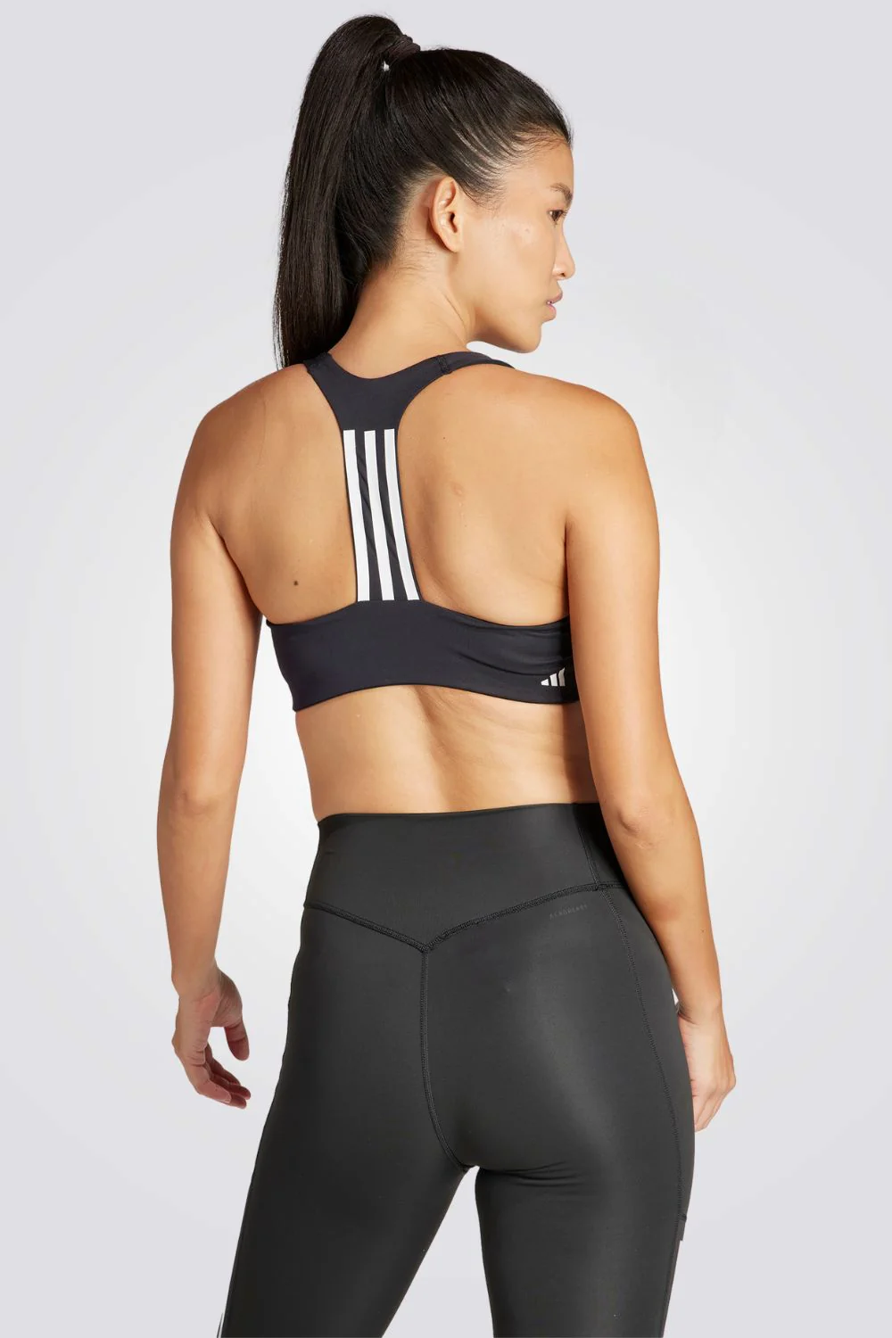 טופ אימון לנשים POWERIMPACT TRAINING MEDIUM-SUPPORT 3-STRIPES בצבע שחור ולבן - Image 2