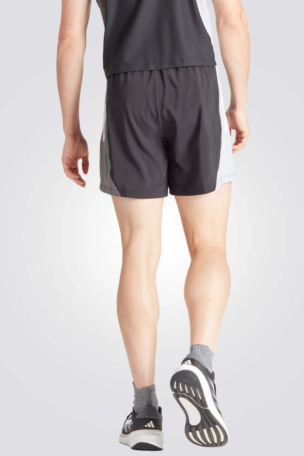 מכנסיים קצרים לגברים OWN THE RUN COLORBLOCK בצבע אפור ושחור - Image 2
