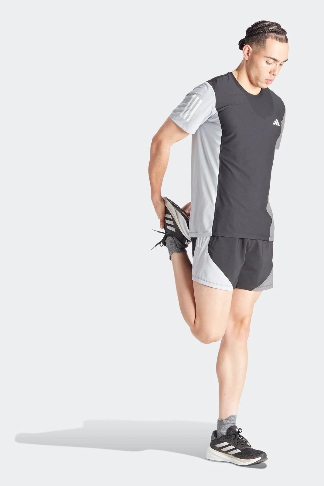 מכנסיים קצרים לגברים OWN THE RUN COLORBLOCK בצבע אפור ושחור - Image 3