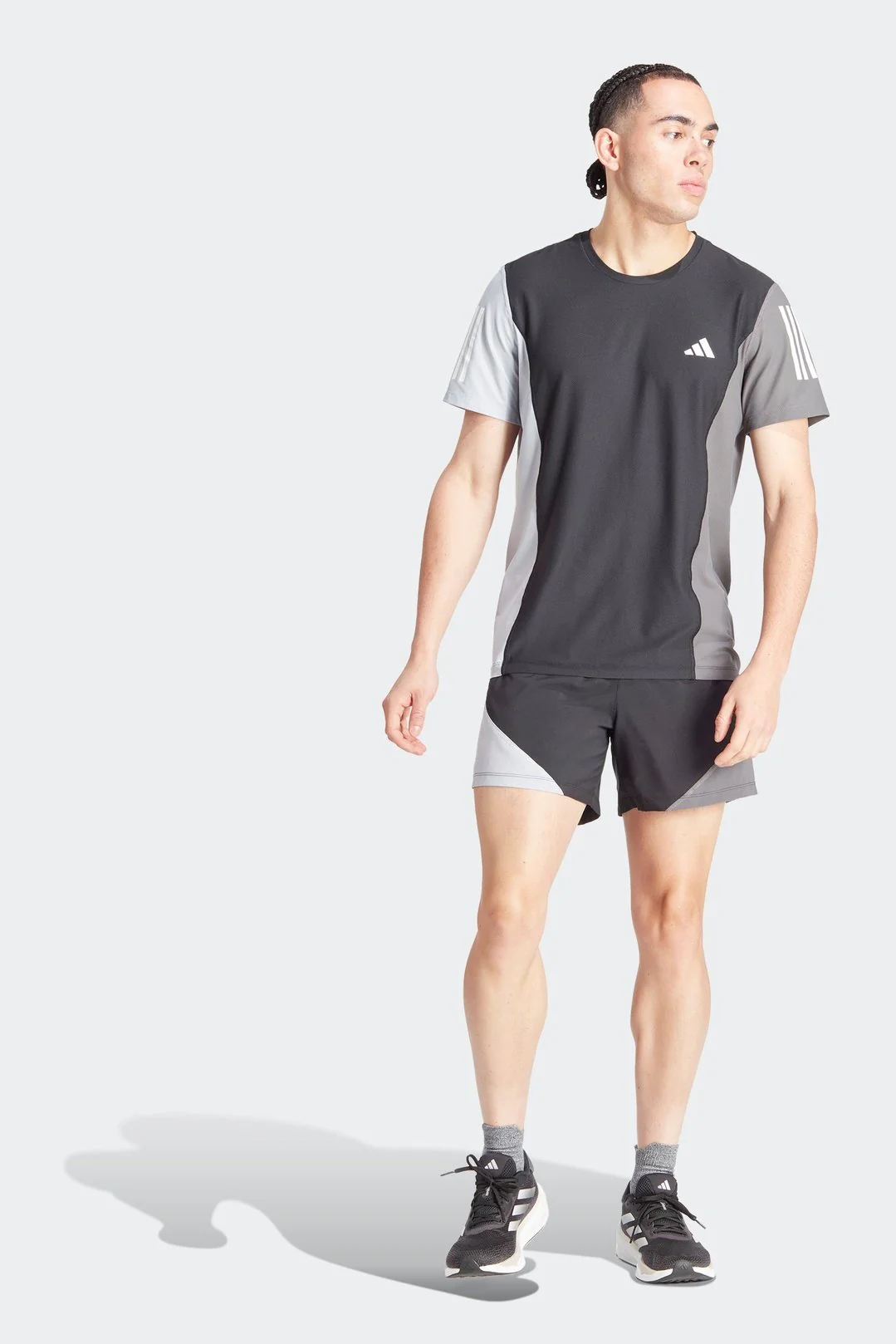מכנסיים קצרים לגברים OWN THE RUN COLORBLOCK בצבע אפור ושחור - Image 4