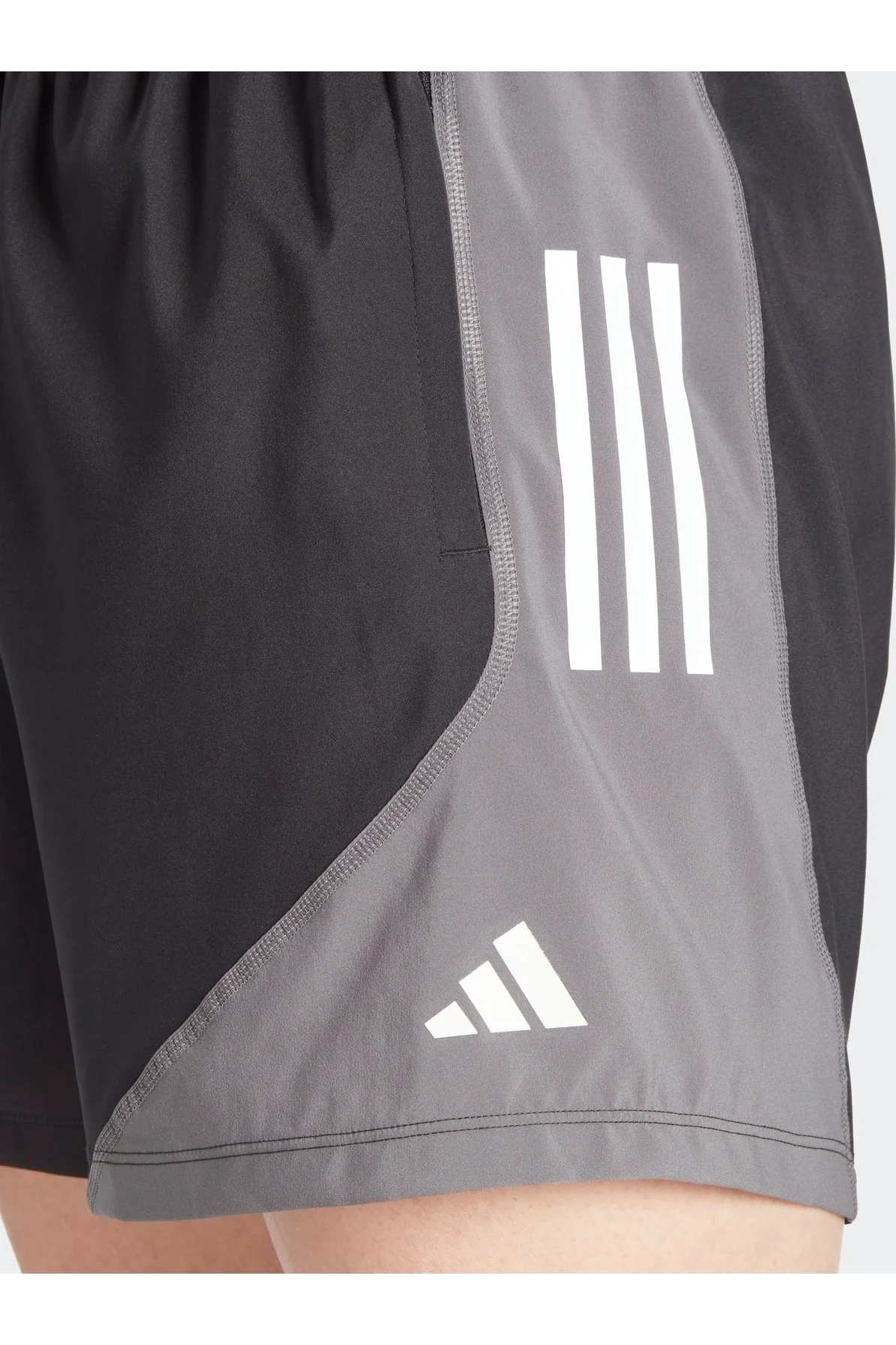 מכנסיים קצרים לגברים OWN THE RUN COLORBLOCK בצבע אפור ושחור - Image 6