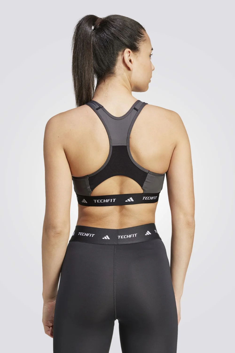 טופ אימון לנשים Techfit בצבע שחור - Image 2