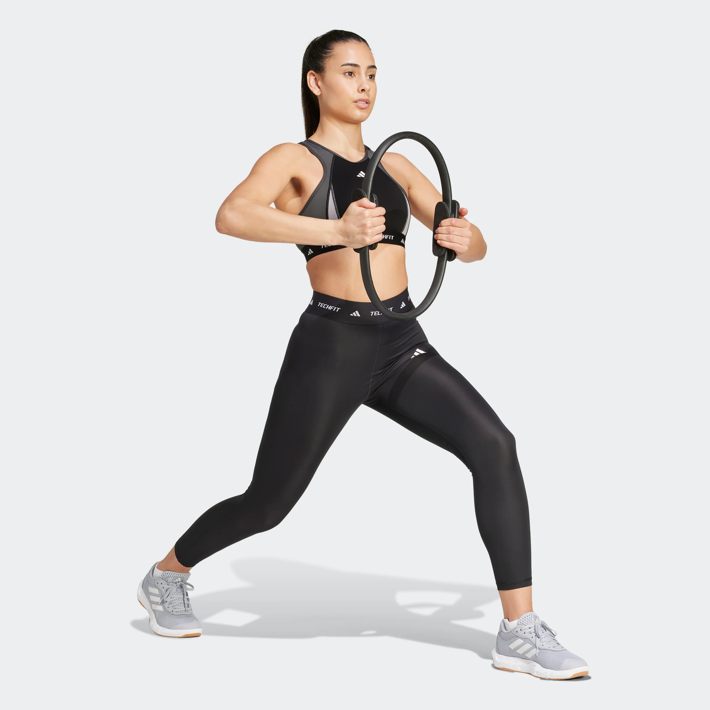 טופ אימון לנשים Techfit בצבע שחור - Image 7