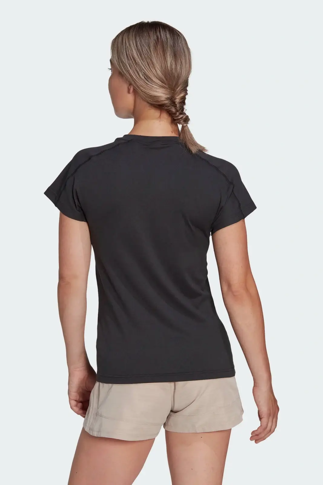 טישירט ESSENTIALS MINIMAL BRANDING V-NECK TEE בצבע שחור - Image 2