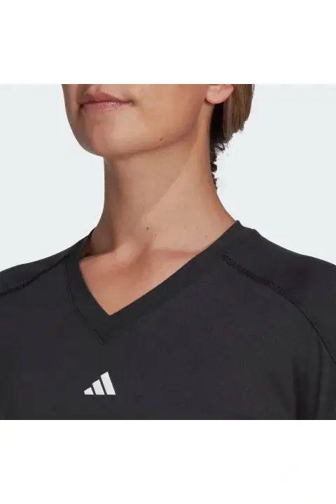 טישירט ESSENTIALS MINIMAL BRANDING V-NECK TEE בצבע שחור - Image 4