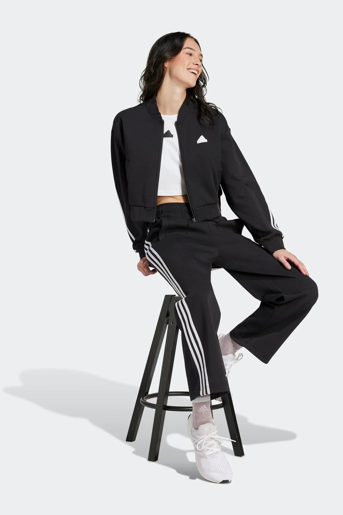 מכנסיים ארוכים לנשים FUTURE ICONS 3-STRIPES OPEN HEM בצבע שחור - Image 3