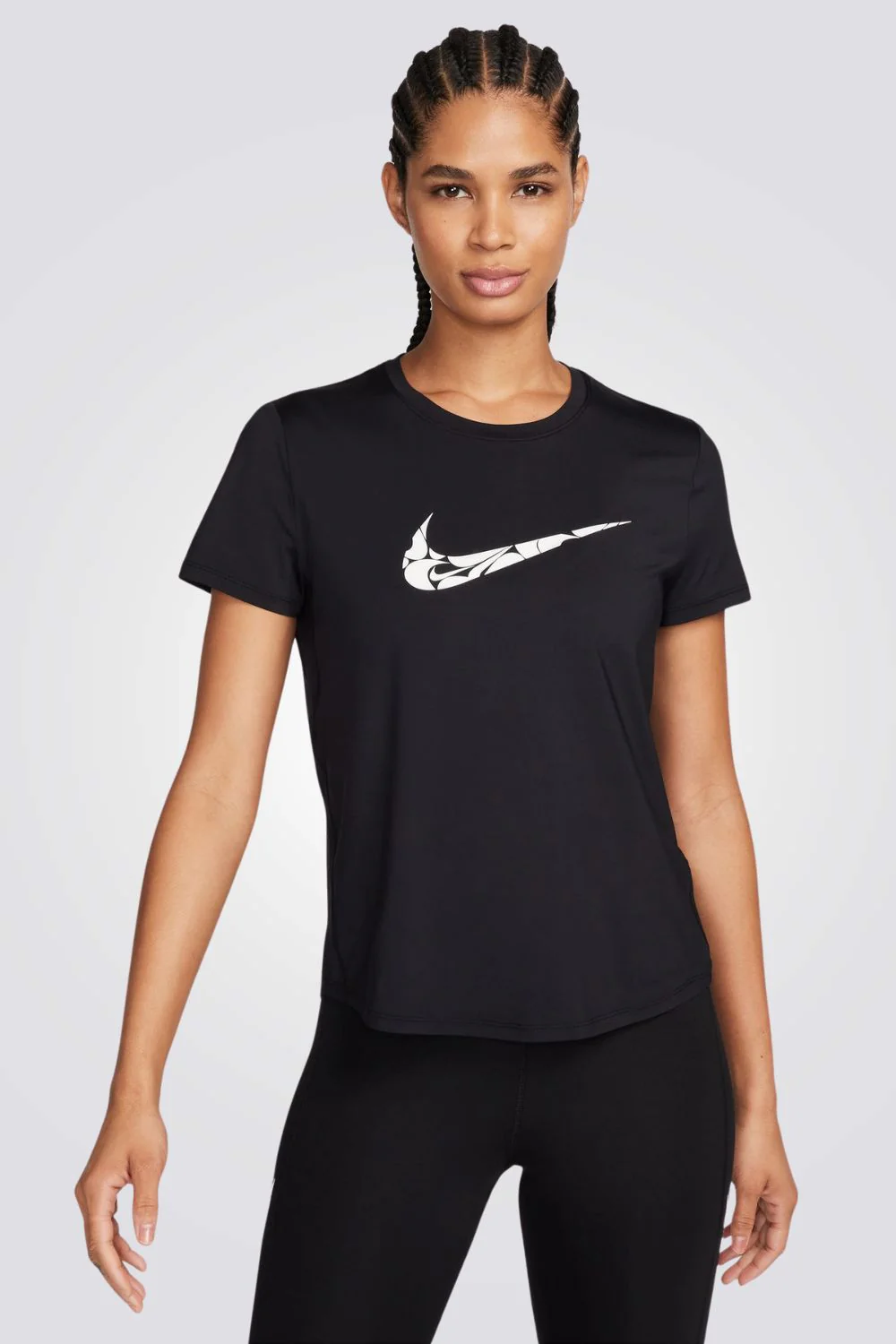 טישירט לנשים  One Swoosh בצבע שחור ולבן
