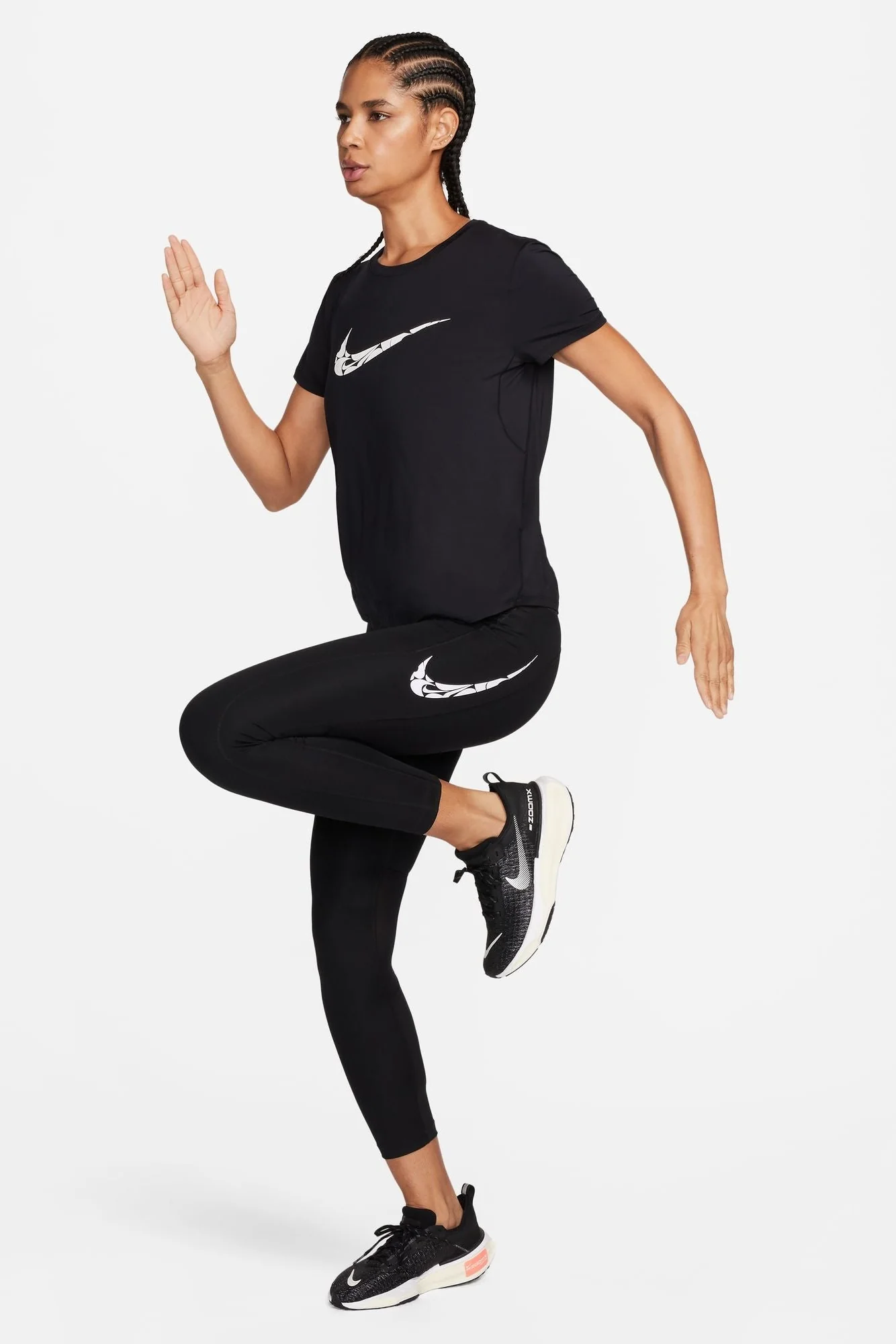 טישירט לנשים  One Swoosh בצבע שחור ולבן - Image 4
