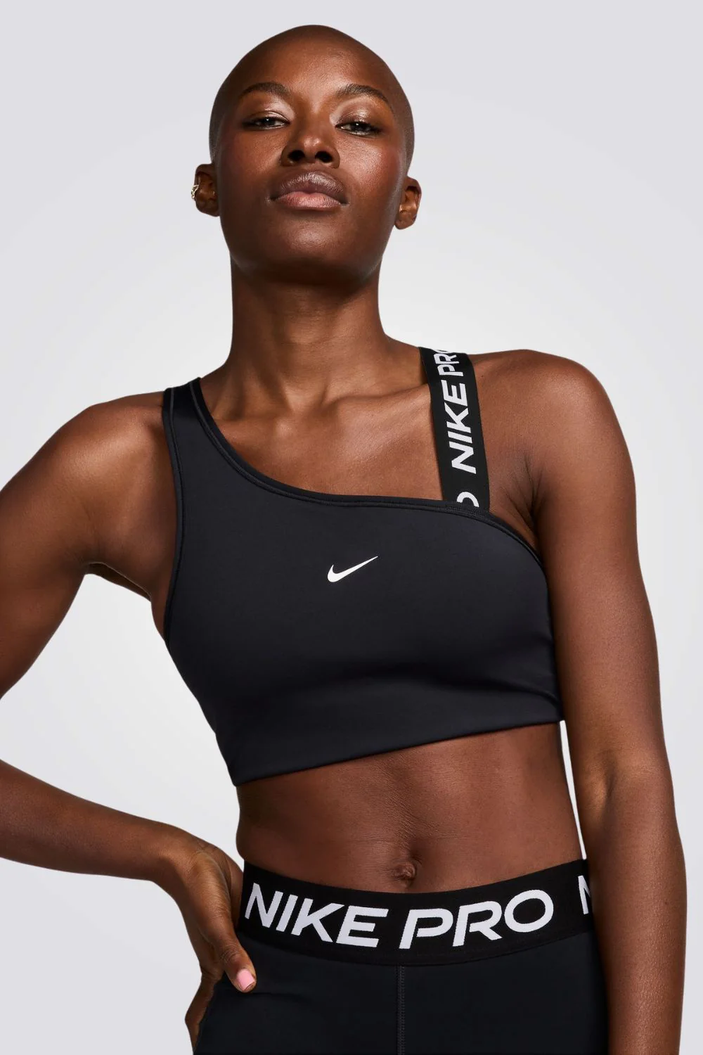 טופ אימון לנשים Pro Swoosh בצבע שחור