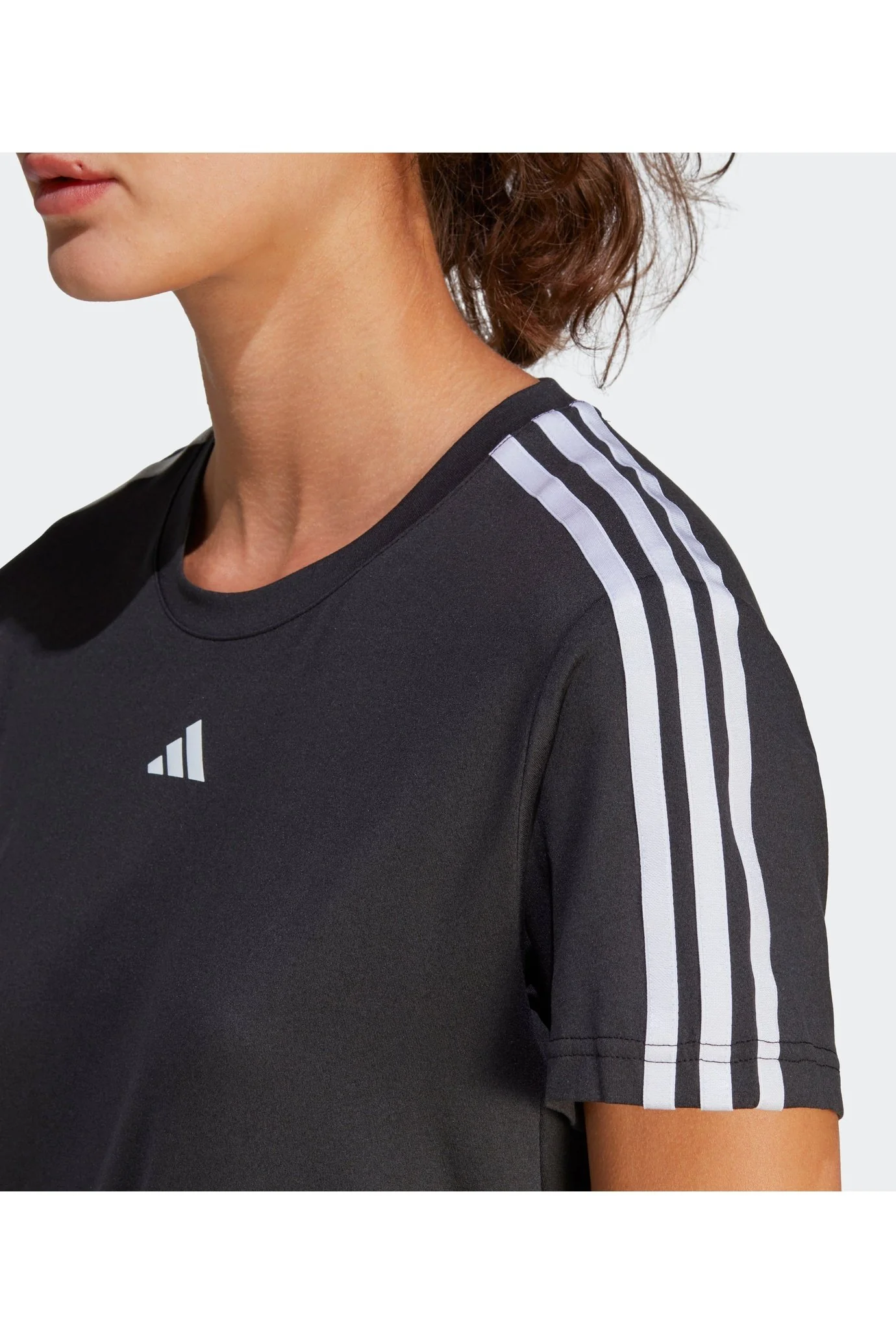טישירט לנשים AEROREADY TRAIN ESSENTIALS 3-STRIPES בצבע שחור ולבן - Image 5