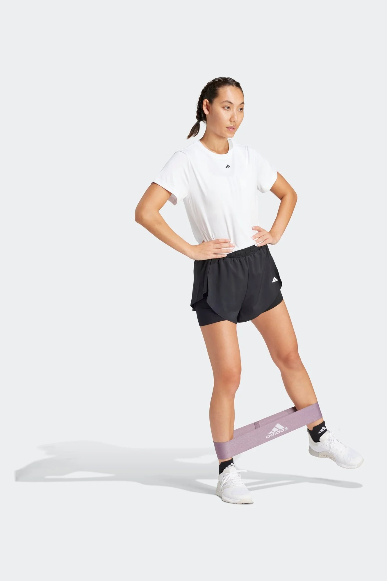 מכנסיים קצרים לנשים DESIGNED FOR TRAINING 2-IN-1  בצבע שחור - Image 3