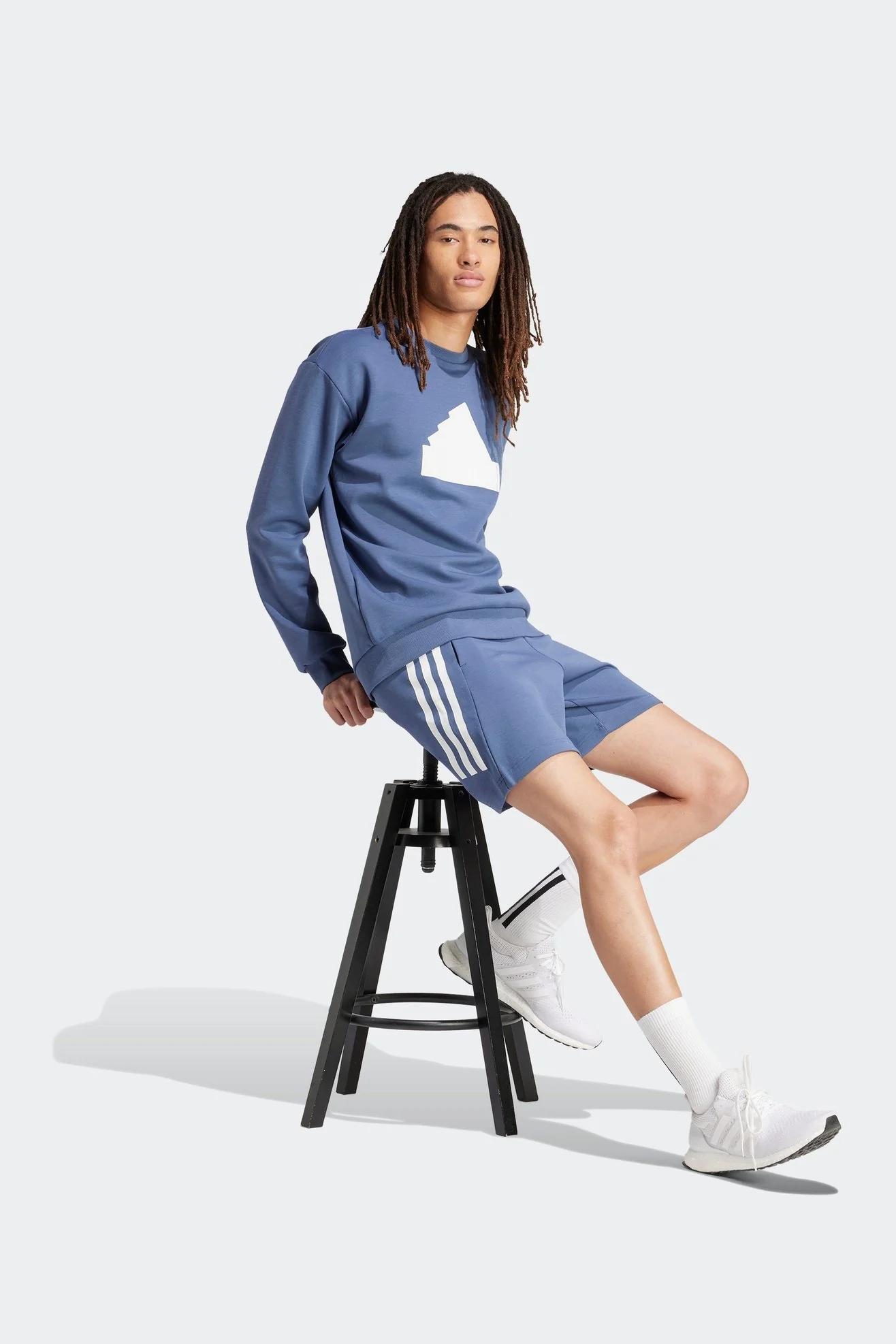 מכנסיים קצרים לגברים FUTURE ICONS 3-STRIPES בצבע כחול ולבן - Image 3