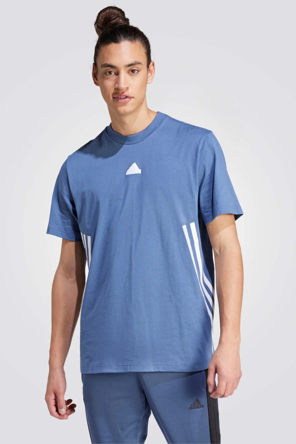 טישירט לגברים  FUTURE ICONS 3-STRIPES בצבע כחול ולבן