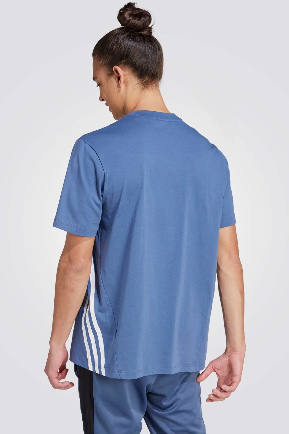 טישירט לגברים  FUTURE ICONS 3-STRIPES בצבע כחול ולבן - Image 2