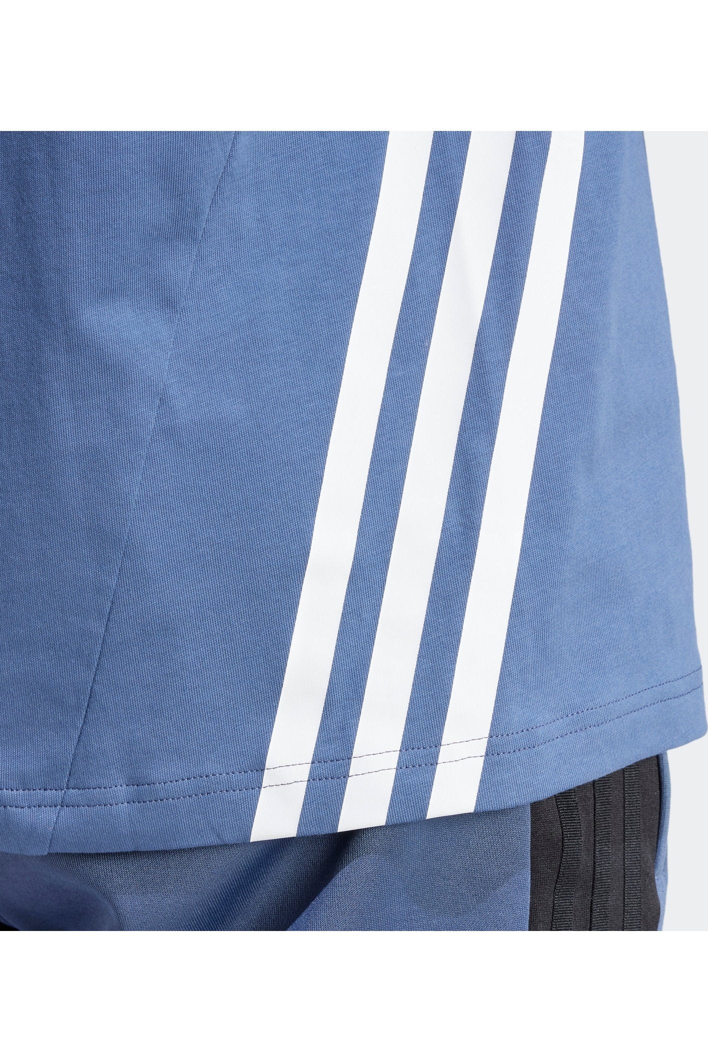 טישירט לגברים  FUTURE ICONS 3-STRIPES בצבע כחול ולבן - Image 6