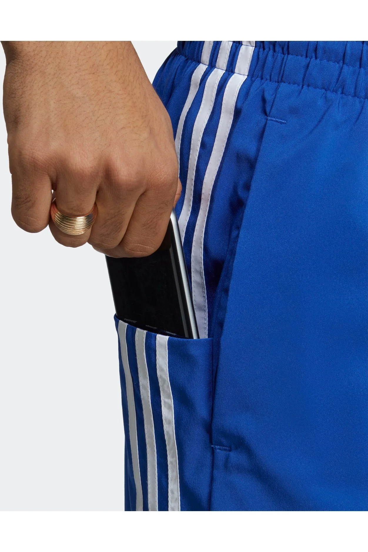 מכנסיים קצרים לגברים AEROREADY ESSENTIALS CHELSEA 3-STRIPES בצבע כחול ולבן - Image 4