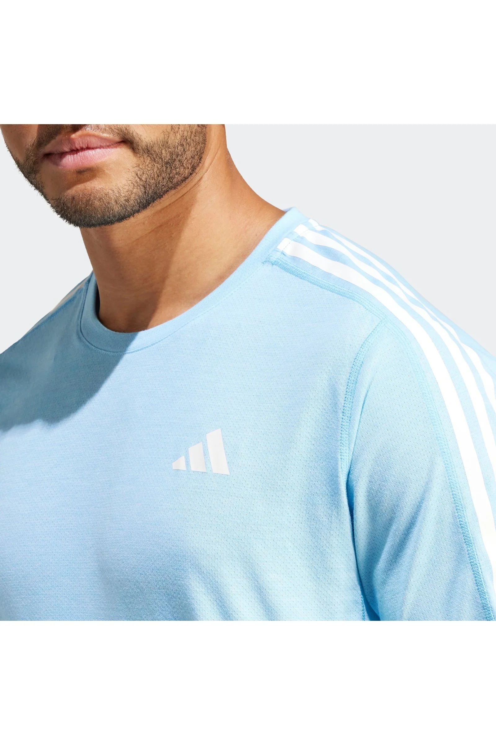 טישירט לגברים OWN THE RUN 3-STRIPES בצבע תכלת ולבן - Image 4