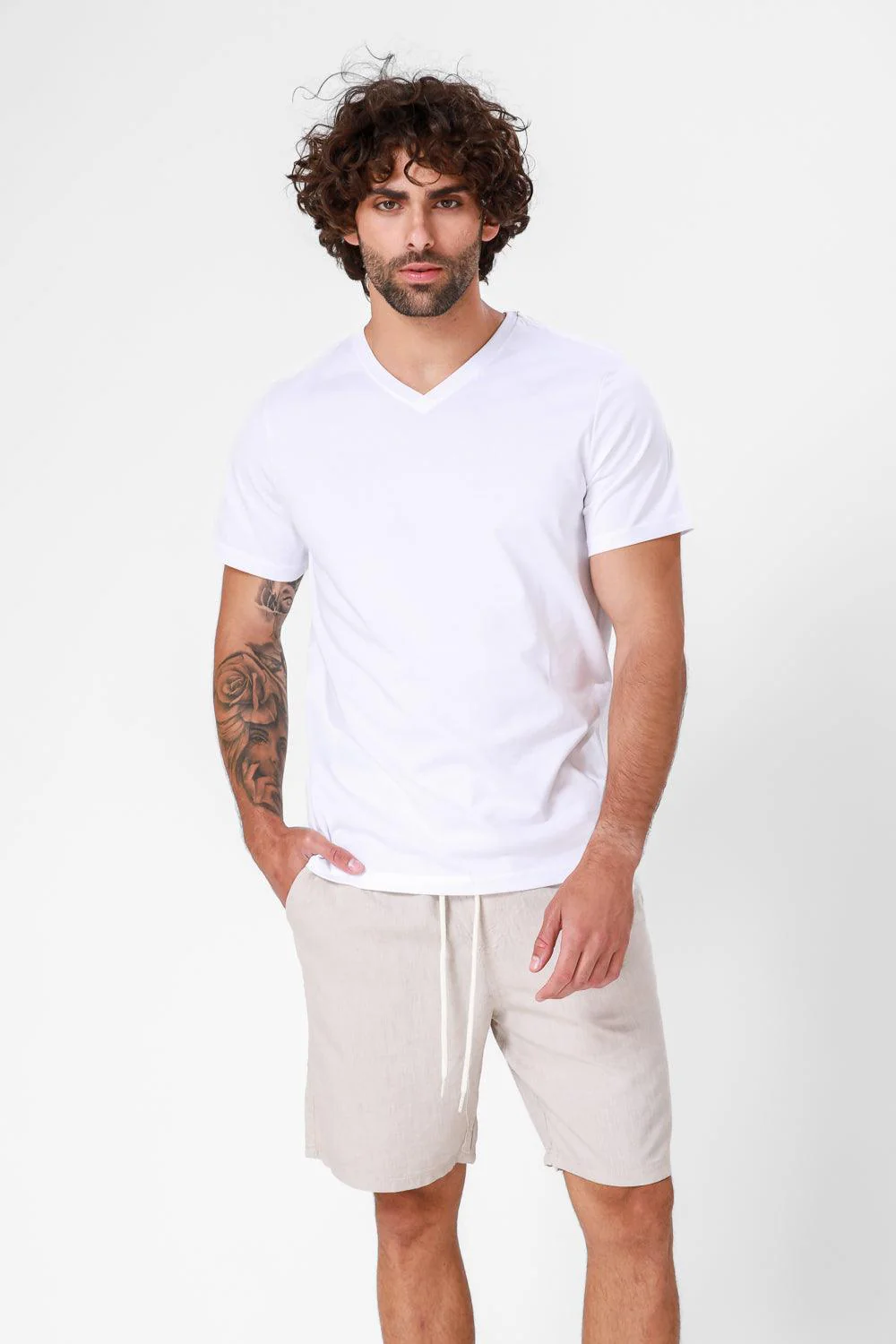 חולצה קצרה צווארון וי CLASSIC FIT בצבע לבן