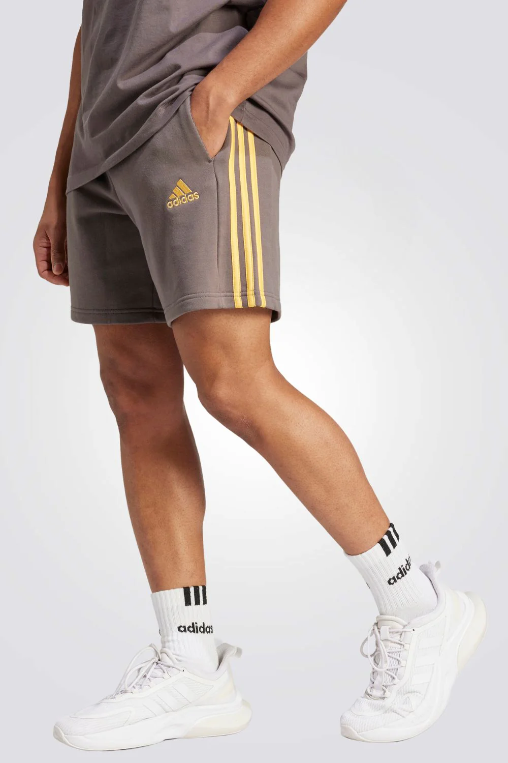 מכנסיים קצרים לגברים Εssentials French Terry 3-Stripe בצבע פחם
