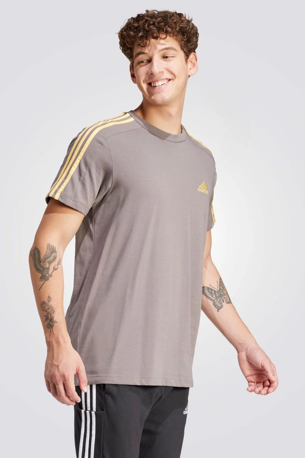 טישירט לגברים ESSENTIALS SINGLE 3 STRIPES בצבע פחם