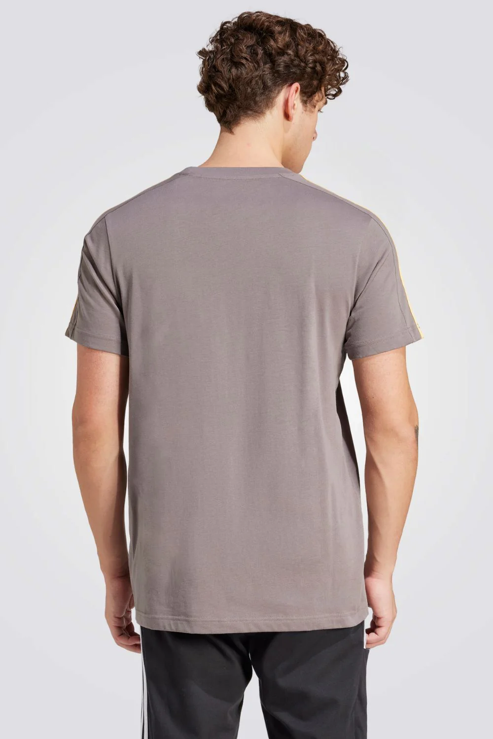 טישירט לגברים ESSENTIALS SINGLE 3 STRIPES בצבע פחם - Image 2