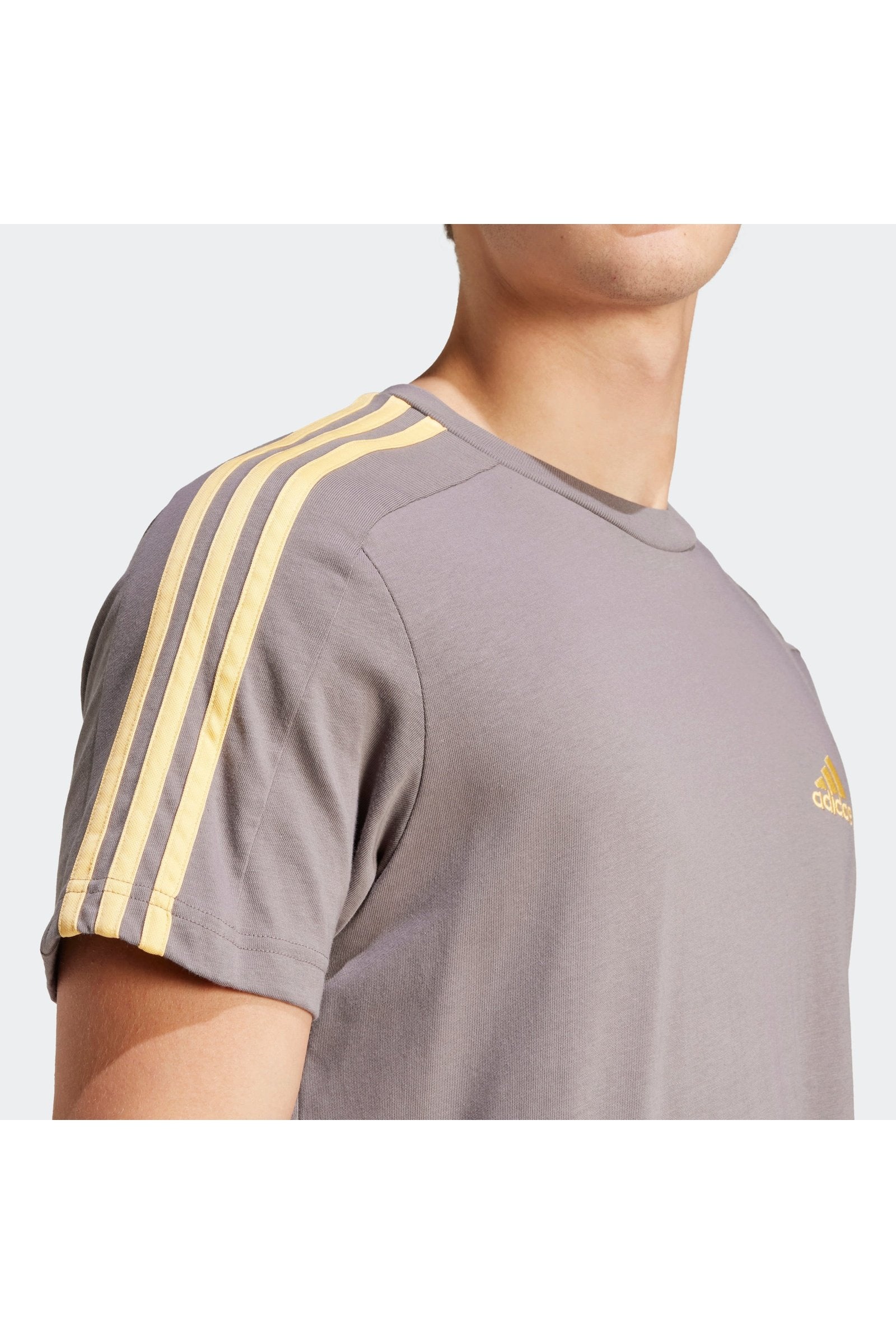 טישירט לגברים ESSENTIALS SINGLE 3 STRIPES בצבע פחם - Image 3