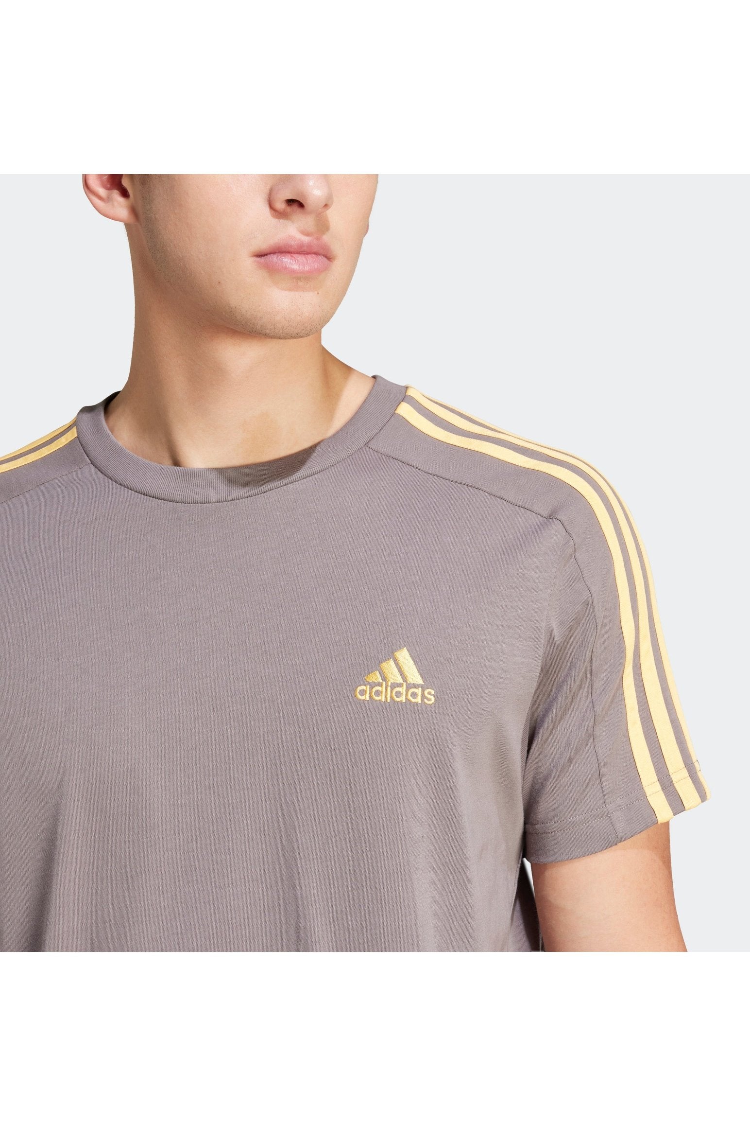 טישירט לגברים ESSENTIALS SINGLE 3 STRIPES בצבע פחם - Image 4