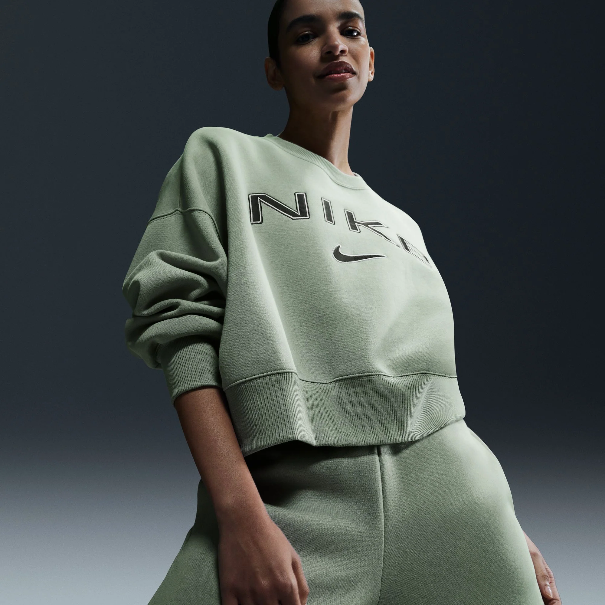 סווטשירט לנשים Sportswear Phoenix Fleece בצבע ירוק NIKE - Image 4